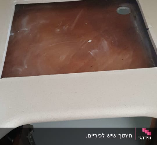 משטח שיש עם חור עגול בפינה